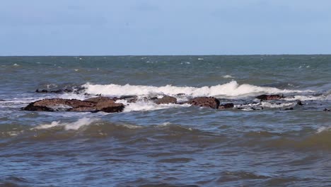 Wellen,-Die-Sich-Bei-Flut-An-Der-Küste-Brechen