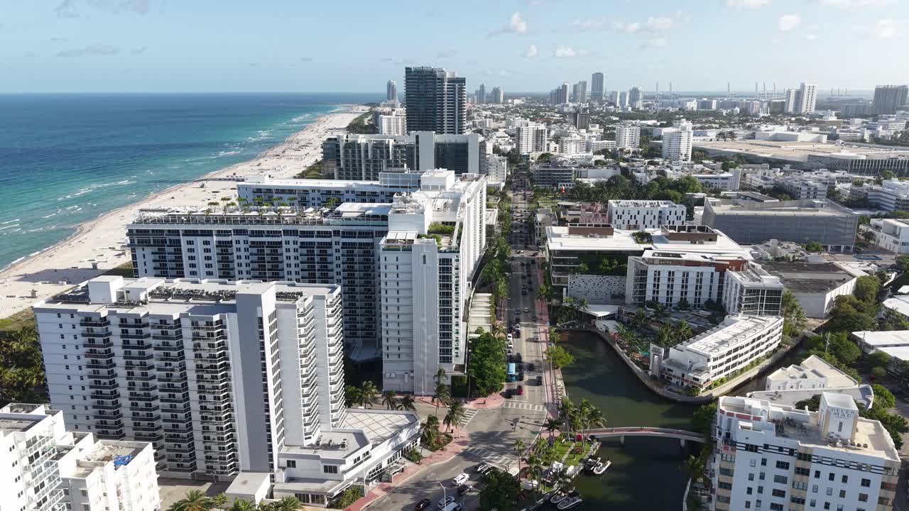 Miami Beach, Florida, EE. UU. Impresionante toma con dron que revela Indian Creek, tráfico y edificios frente al mar