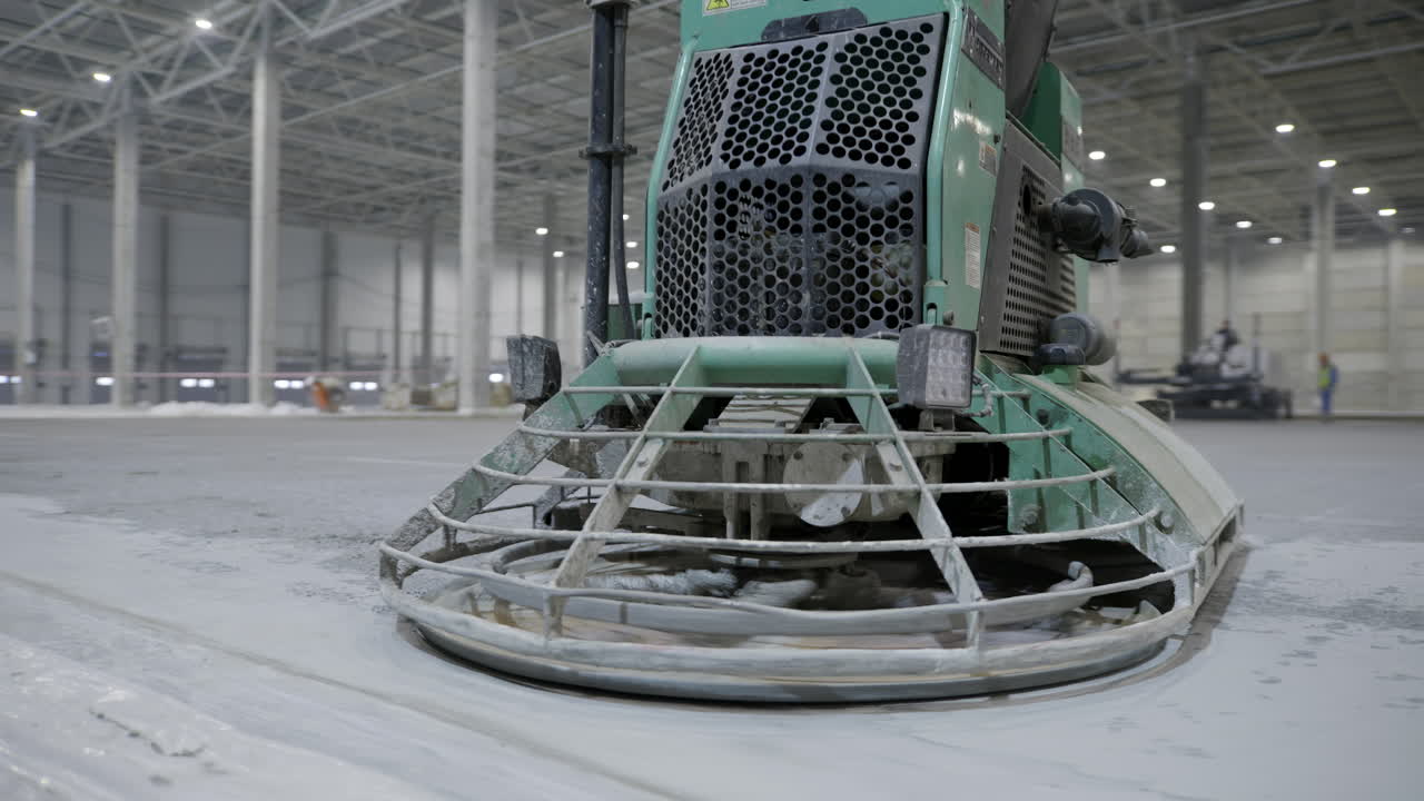 отделка бетонных полов с помощью электрической лопатки