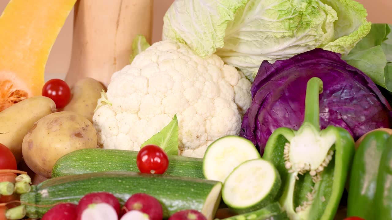 신선한 채소의 활기찬 품종은 시각적으로 매력적인 구성으로 배열되어 있으며, 밝은 조명으로 유기농 제품을 선보입니다.