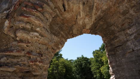 Butrint,-Albania,-Ruins-of-a-wall-with-an-arched-gateway