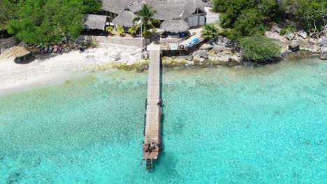 Playa-Kalki-En-Curazao-Con-Aguas-Cristalinas-Y-Cabañas-Tropicales,-Día-Soleado,-Vista-Aérea