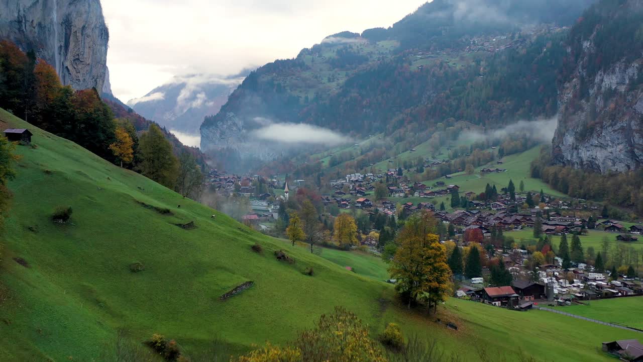 Lauterbrunnen in Svizzera con la sua famosa cascata in autunno - riprese con drone