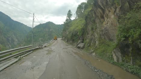 Una-Toma-Desde-El-Punto-De-Vista-Del-Conductor-Que-Recorre-La-Carretera-Más-Peligrosa-En-La-Carretera-De-Shimla-Kinnaur-En-El-Mes-De-Agosto-Después-Del-Deslizamiento-De-Tierra