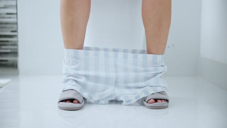 mujer tomando una prueba de embarazo en el baño