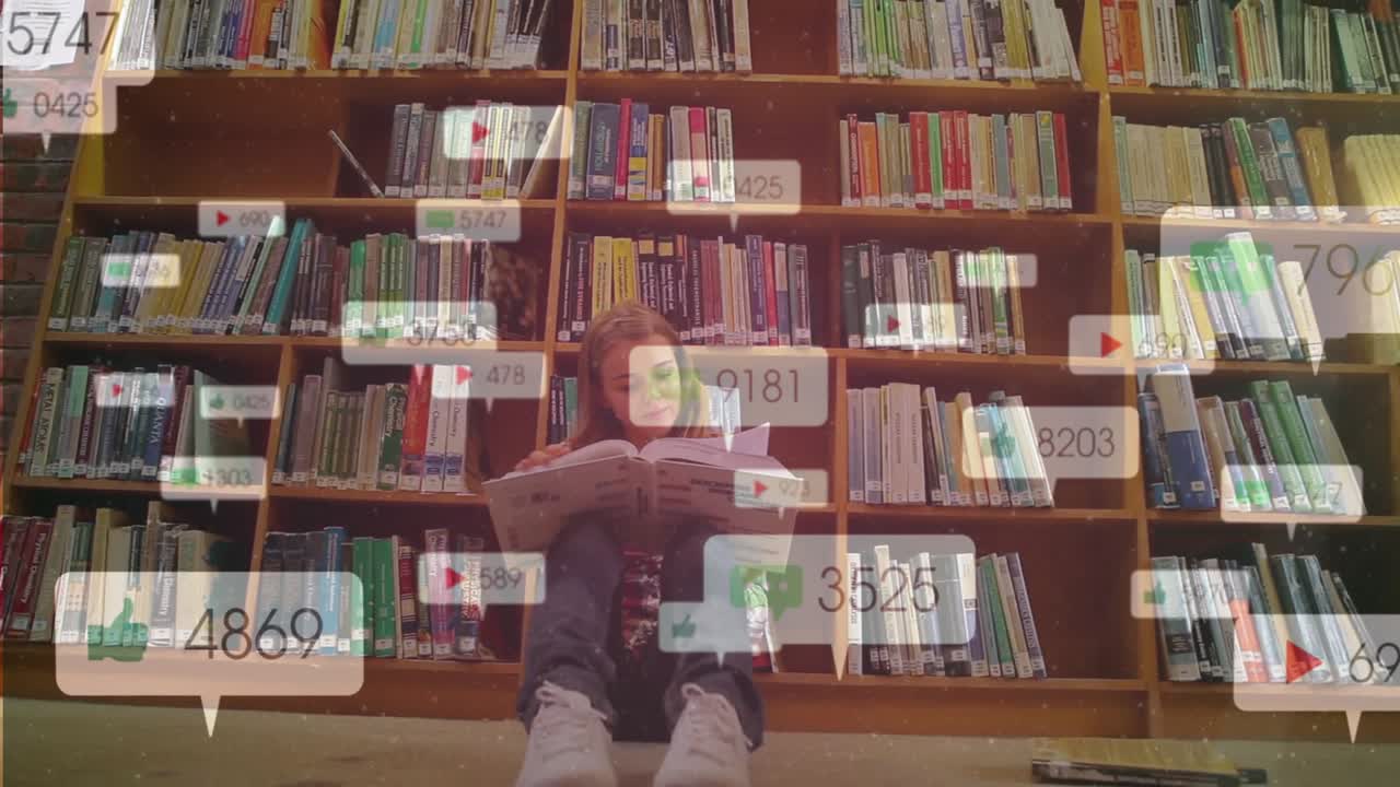 Mujer adulta enfocada en la educación leyendo un libro, provocando que iconos de reacción se arremolinen alrededor de las estanterías de la biblioteca