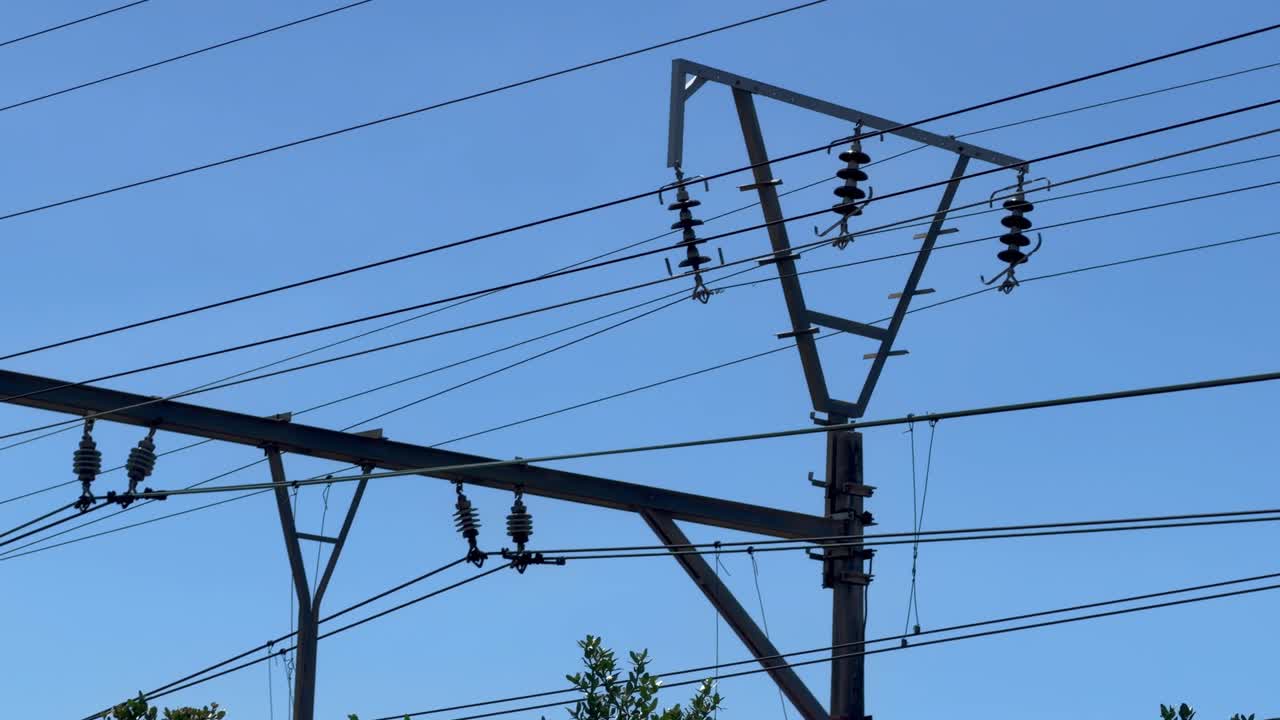 Cabos aéreos de catenária em uma linha de trem suburbana na Cidade do Cabo.
