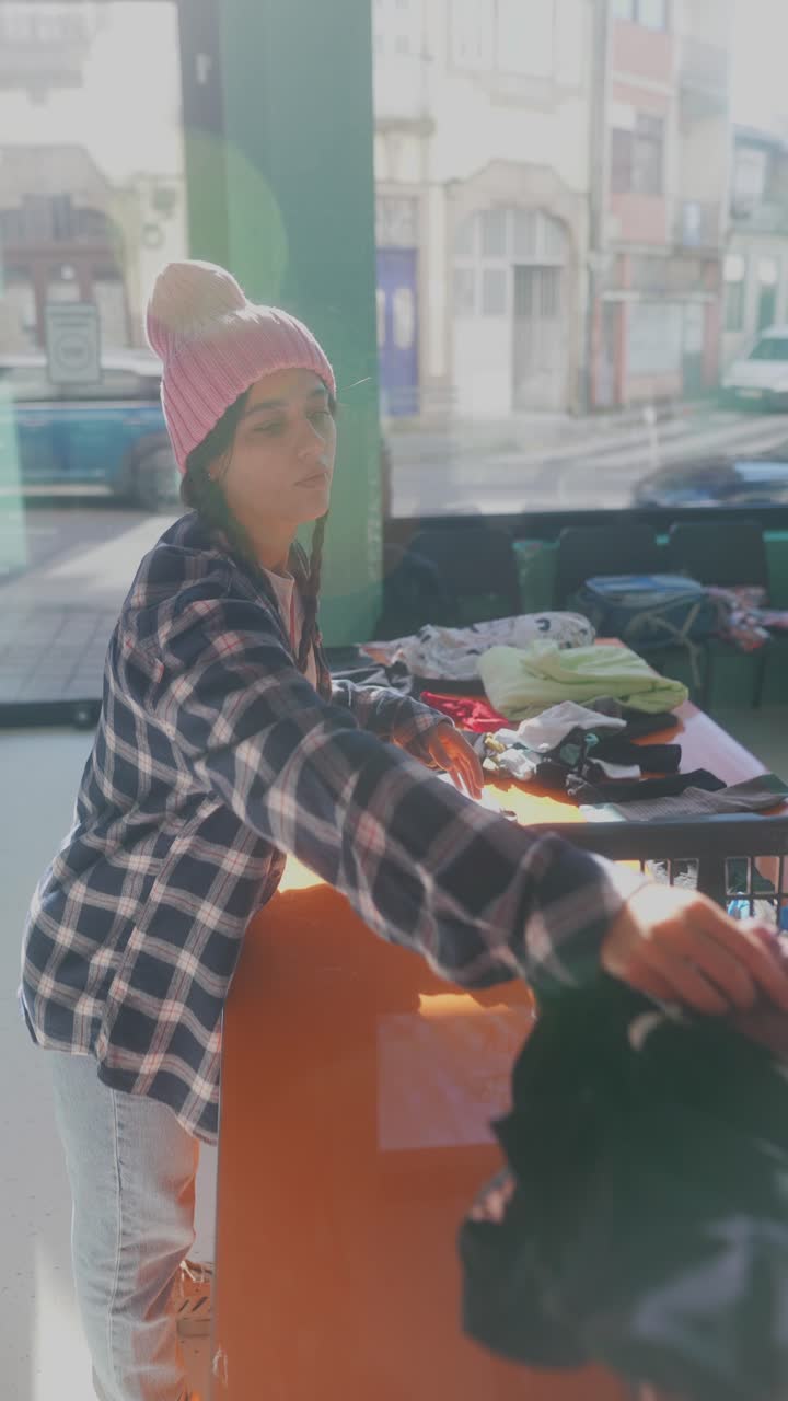 mujer clasificando ropa donada