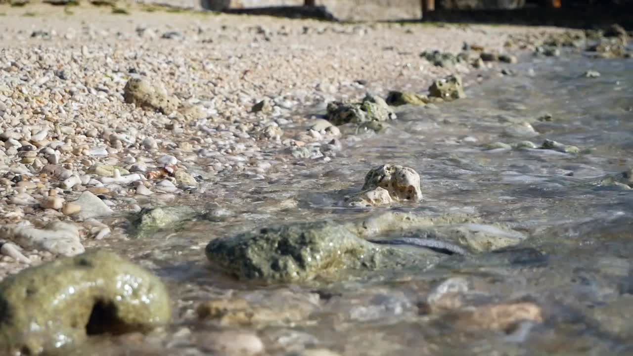 pequeñas olas golpeando rocas en la playa en la playa