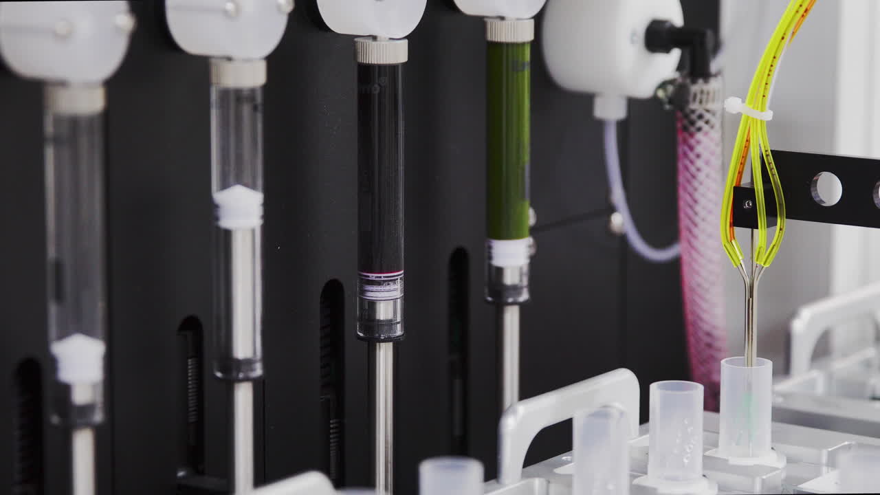 investigación para identificar virus peligrosos en el laboratorio utilizando robots