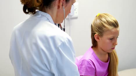 Female-doctor-examining-a-girl