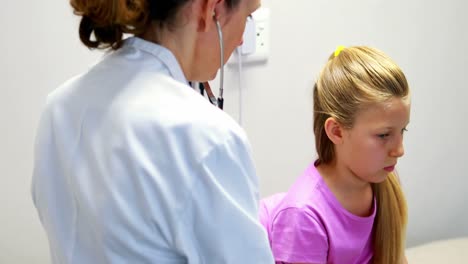 una doctora examinando a una niña