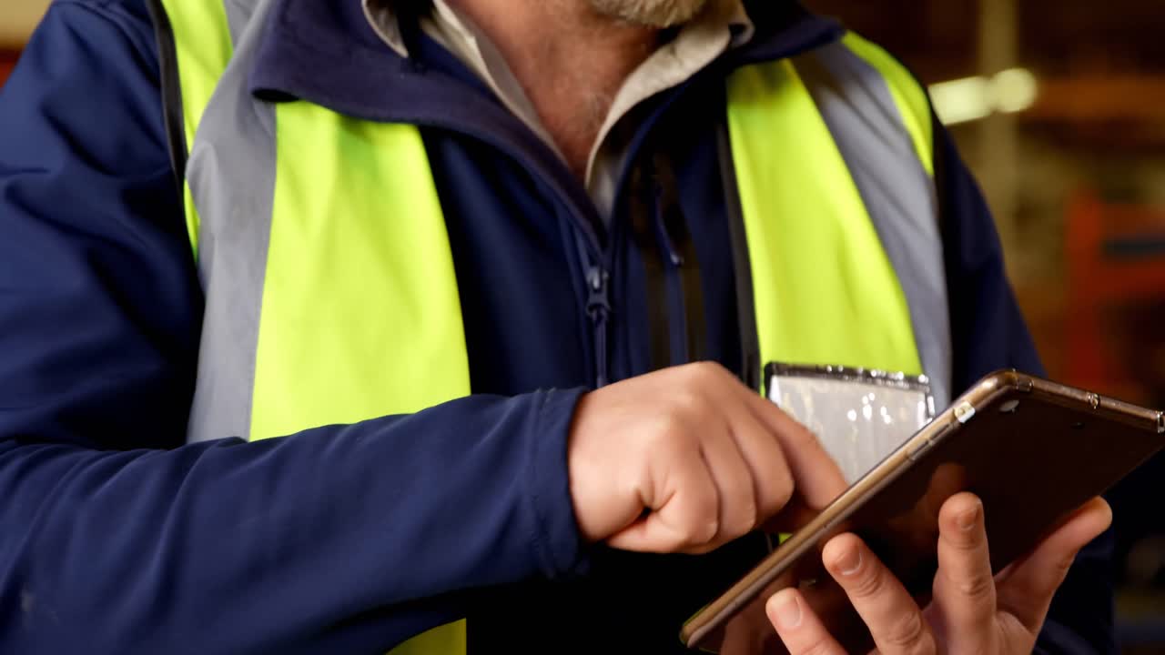 trabajador que usa una tableta digital en la industria de fabricación de cuerdas 4k