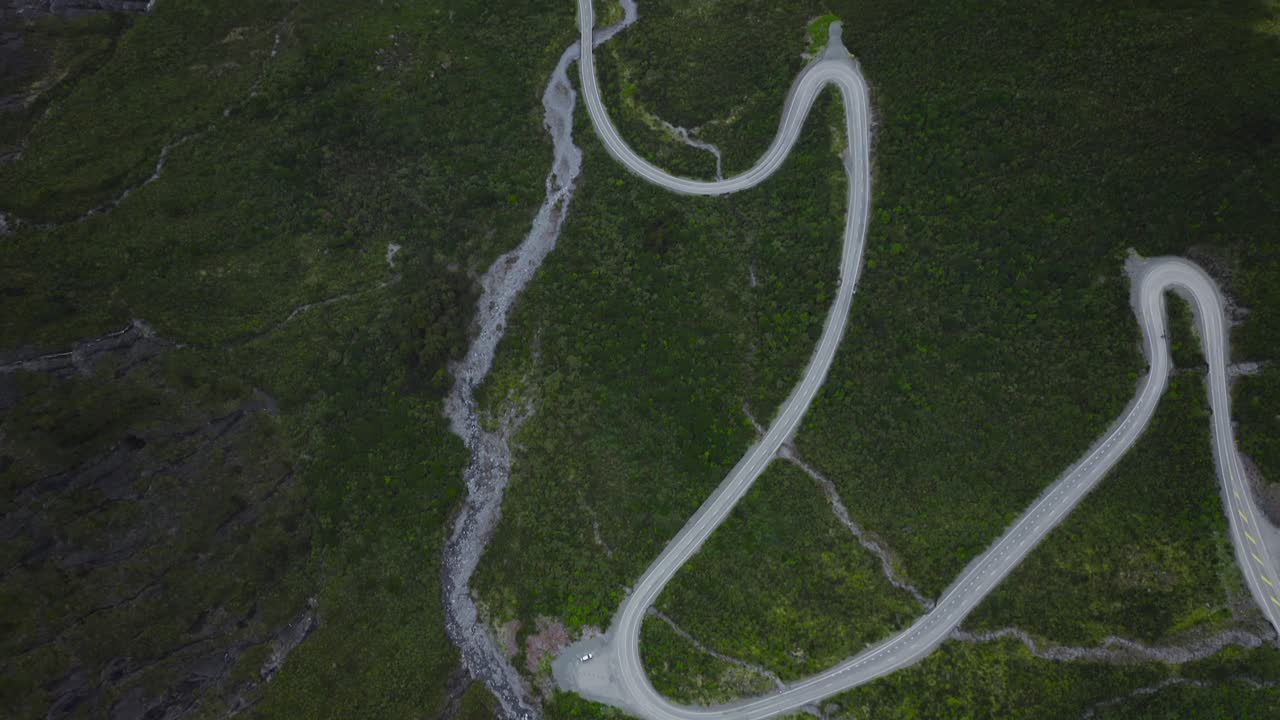 vuelo majestuoso sobre fiordland valle caminos revelan el valle pacífico y las montañas nevadas en nueva zelandia, isla sur