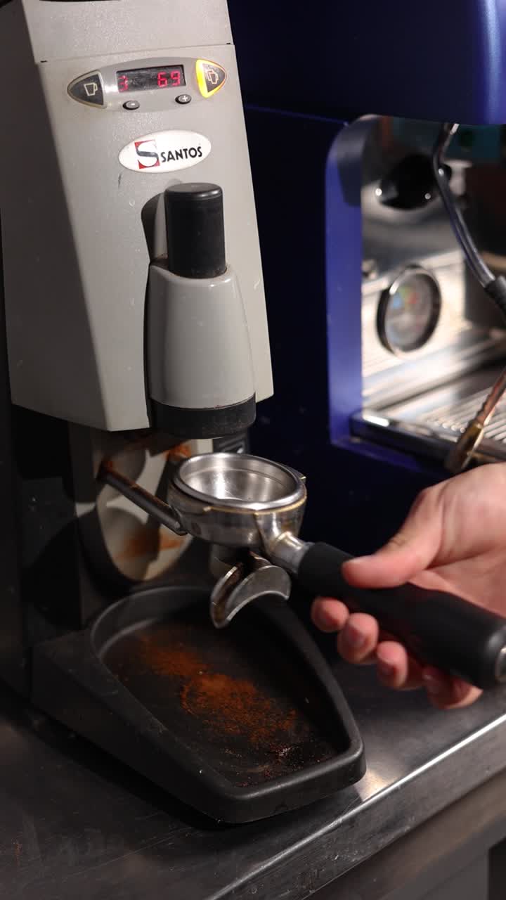 barista preparando un expreso