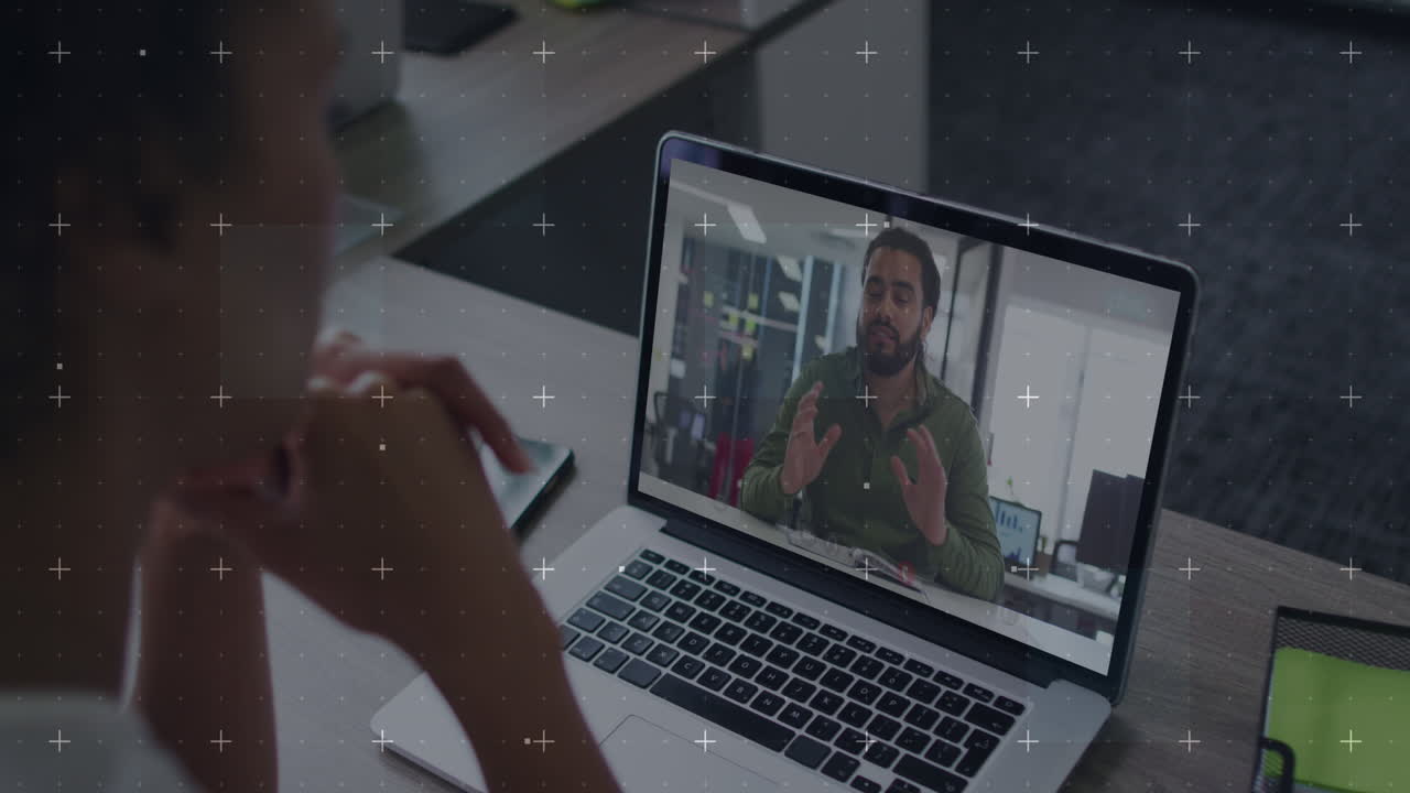 animación del procesamiento de datos sobre una mujer de negocios biracial en una videollamada portátil
