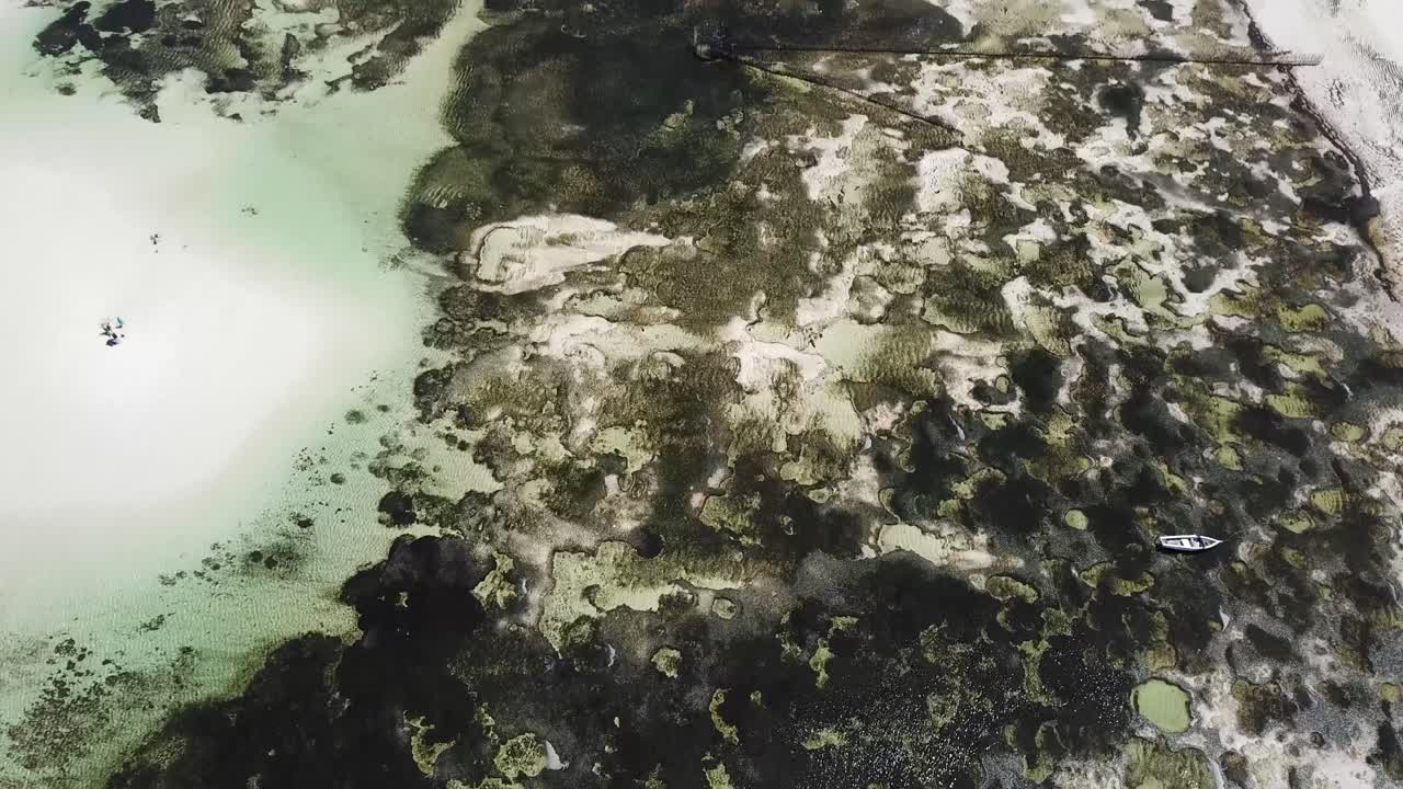 increíble paisaje costero de paraíso tropical, playa de arena blanca y formaciones rocosas