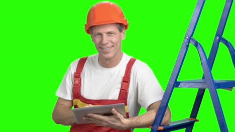 fröhlicher ingenieur mit pc-tablet.