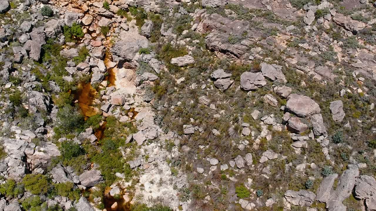 piscinas de roca en arroyo de montaña