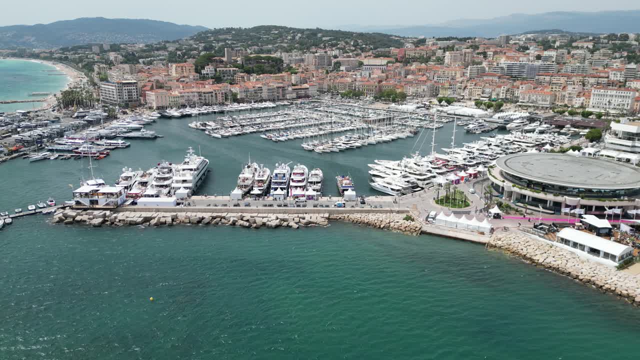 Ripresa panoramica del porto di Cannes Francia drone, aereo