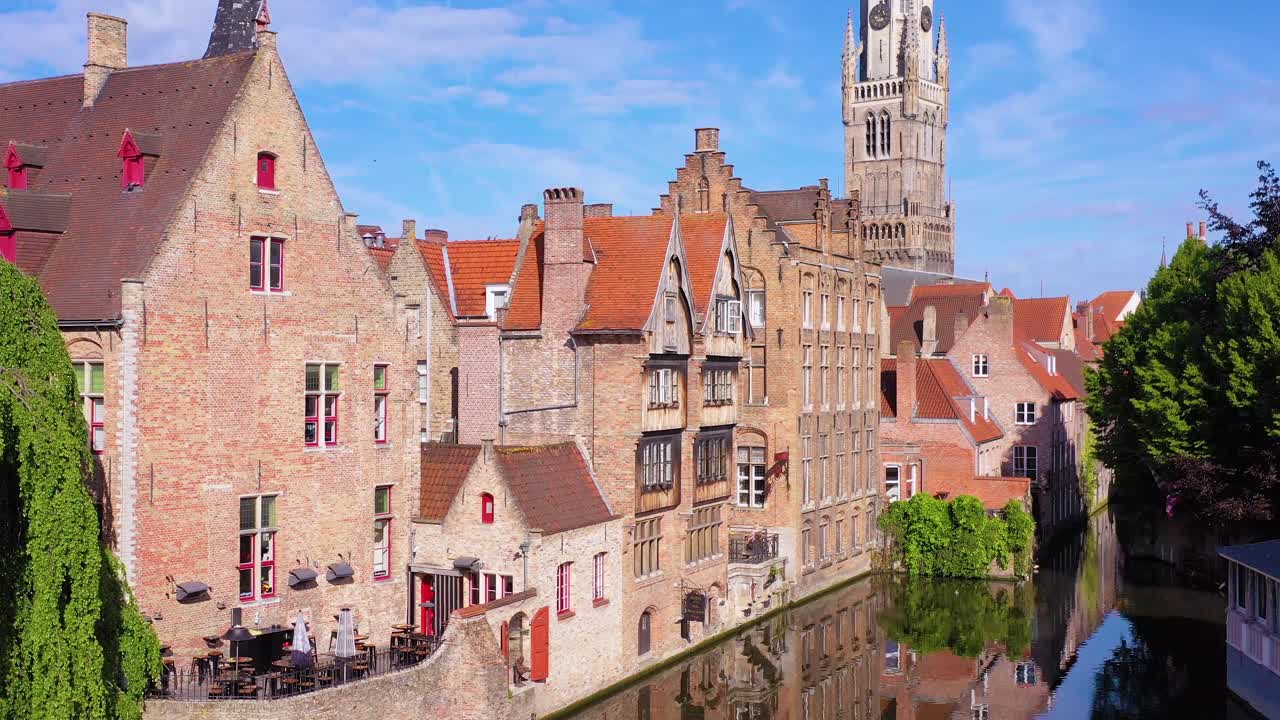 Una splendida ripresa aerea in ascesa rivela lo skyline di Bruges, Belgio, che include il Belfort di Bruges e altri punti di riferimento del centro