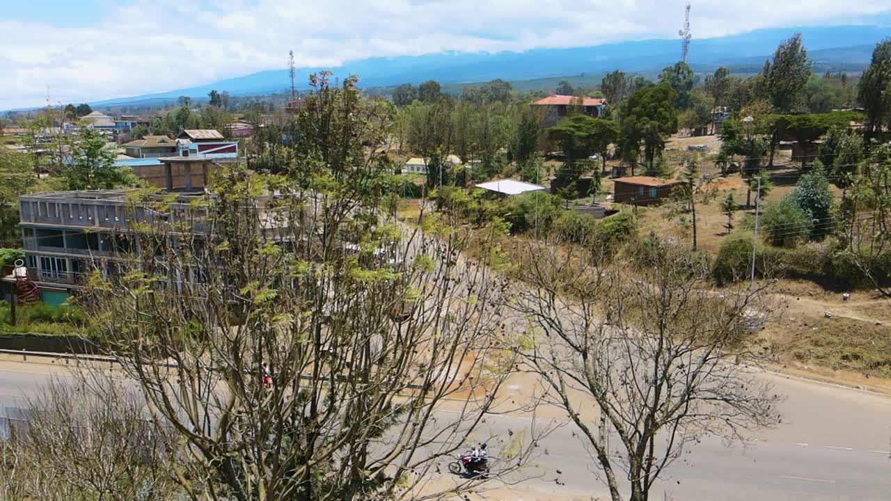 una vista aérea de loitokitok, un barrio pobre de los suburbios de nairobi, en kenia.