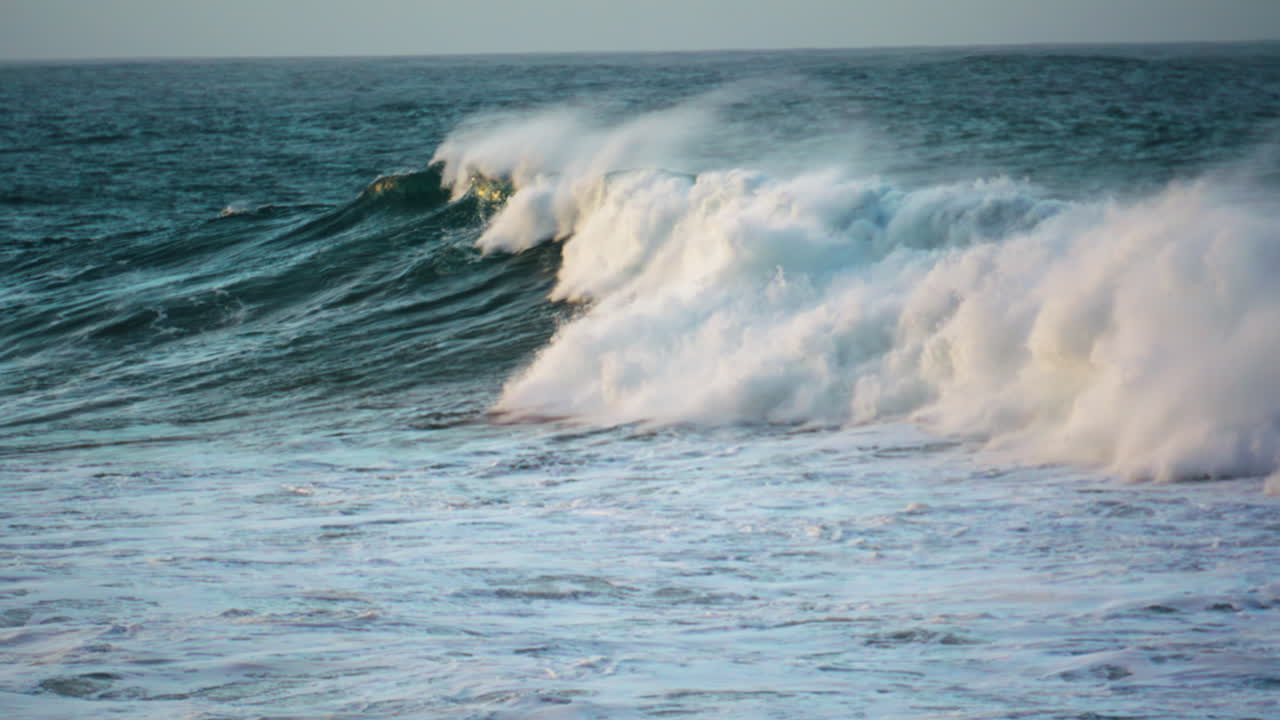 peligrosa superficie de ondas blancas en movimiento súper lento. deporte de viaje extremo.