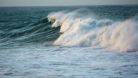 Peligrosa-Superficie-Rodante-De-Olas-Blancas-En-Cámara-Súper-Lenta.-Deporte-De-Viaje-Extremo.