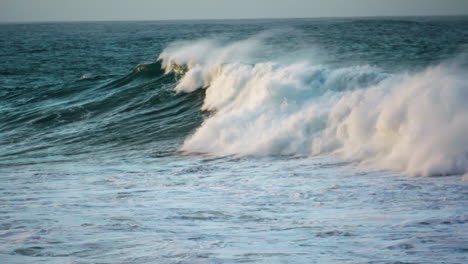peligrosa superficie de ondas blancas en movimiento súper lento. deporte de viaje extremo.