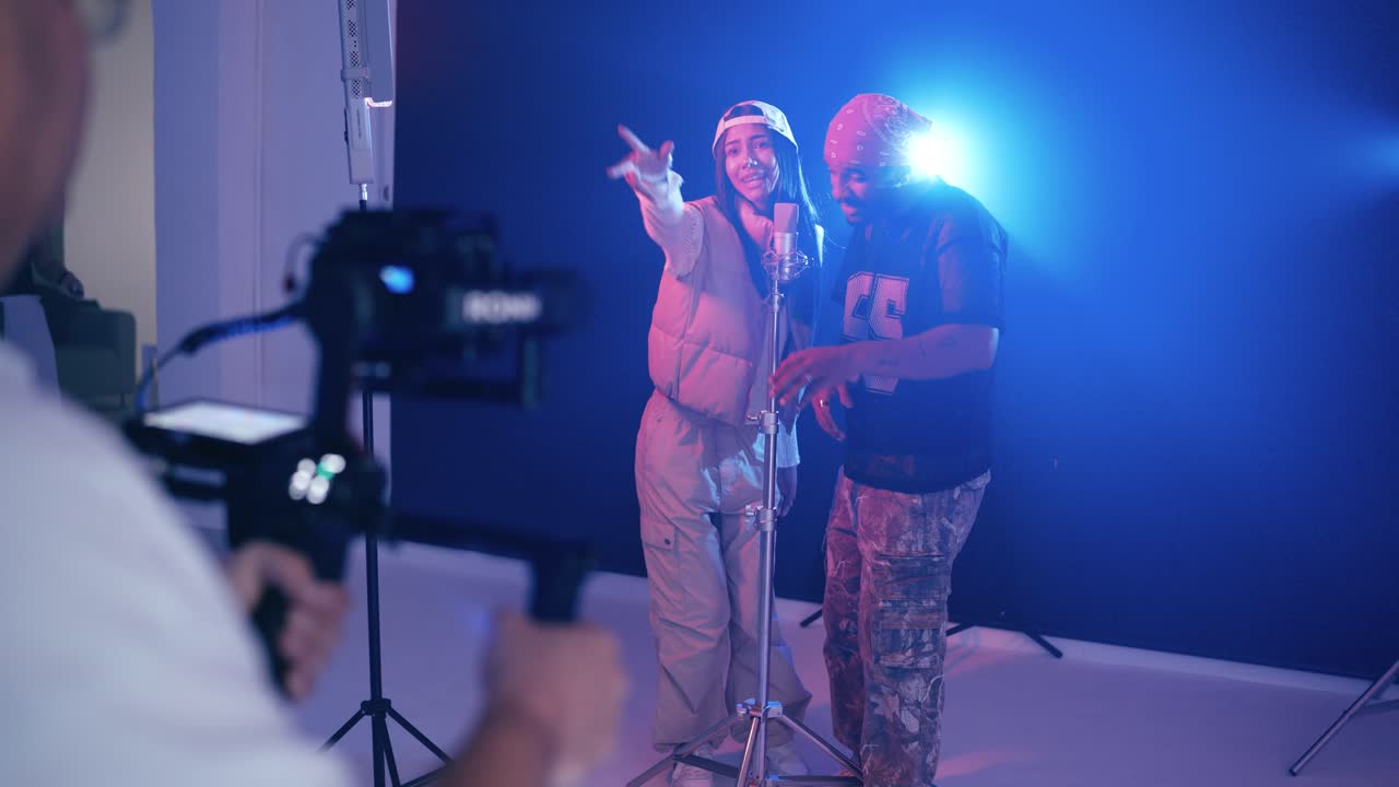 Dynamisk duo optræder med reggaeton-musikvideo i studiet