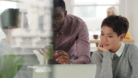 Eine-Kurze-Besprechung-Im-Büro