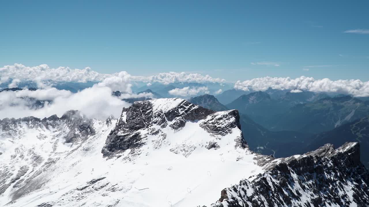 lapso de tiempo de montañas nevadas en los alpes bajo un cielo azul con nubes