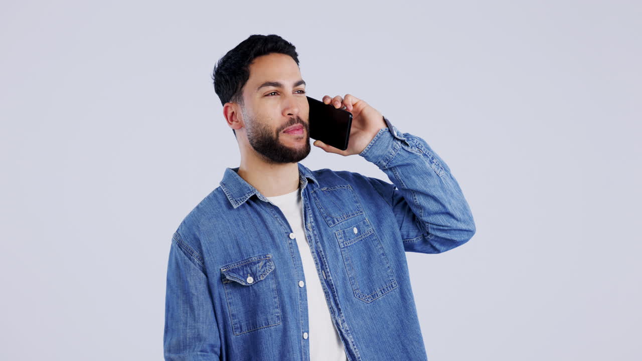 남자, 대화와 연락을 위해 스튜디오에서 전화