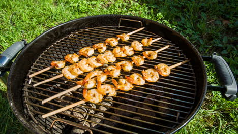 Über-Holzkohle-Auf-Dem-Grill-Gegrillte-Garnelen