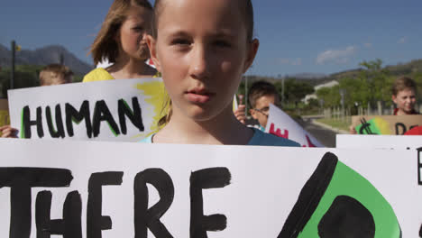 menina com sinal de mudança climática em um protesto