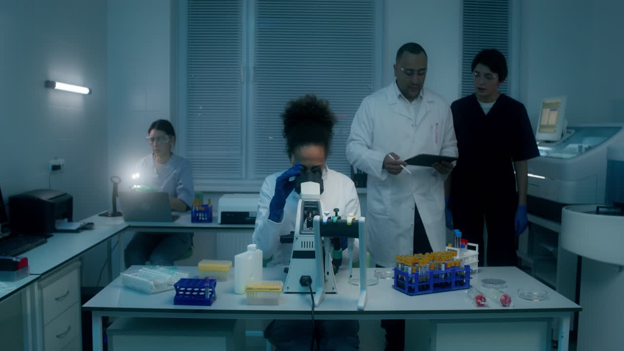 científicos que trabajan en un laboratorio