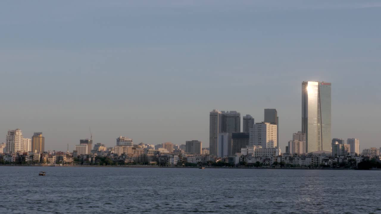 Scena tranquilla dello skyline di Hanoi e del Lago dell'Ovest Tay Ho in Vietnam
