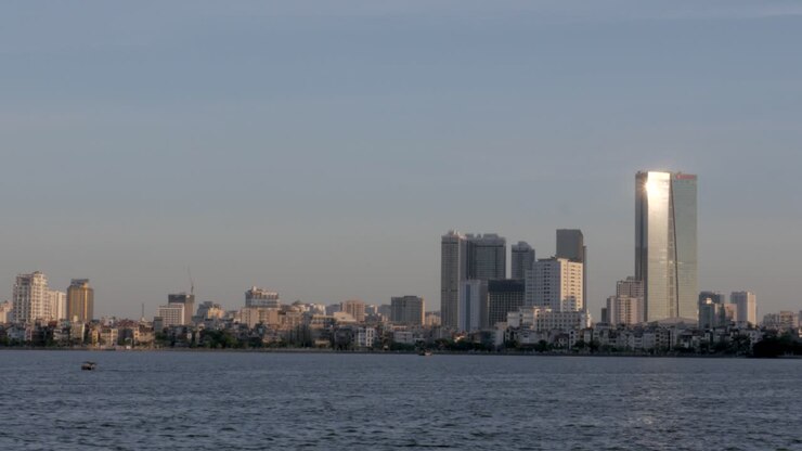 Scena tranquilla dello skyline di Hanoi e del Lago dell'Ovest Tay Ho in Vietnam