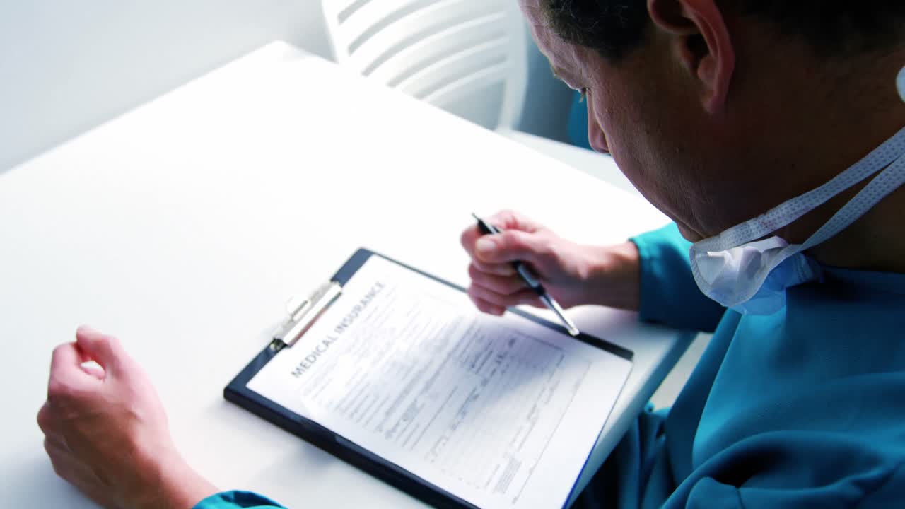 médico que llena el formulario de seguro médico