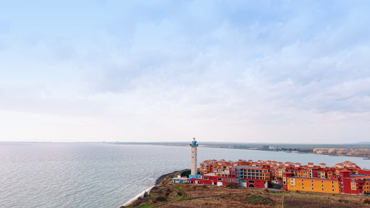 Discesa nei pressi del Faro di Aheloy e del colorato Marina Cape Hotel. Il paesaggio marino del Mar Nero fa da sfondo. Burgas, Bulgaria.