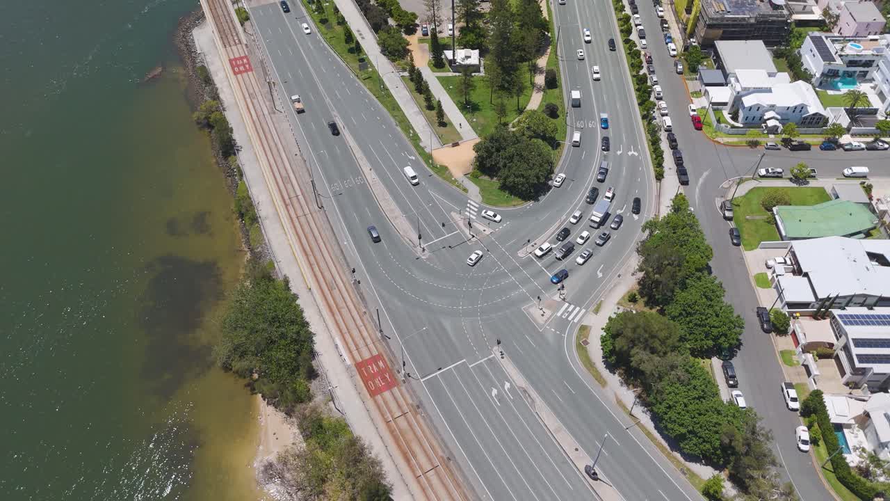 자동차는 물과 집 근처의 교차로를 항해합니다.