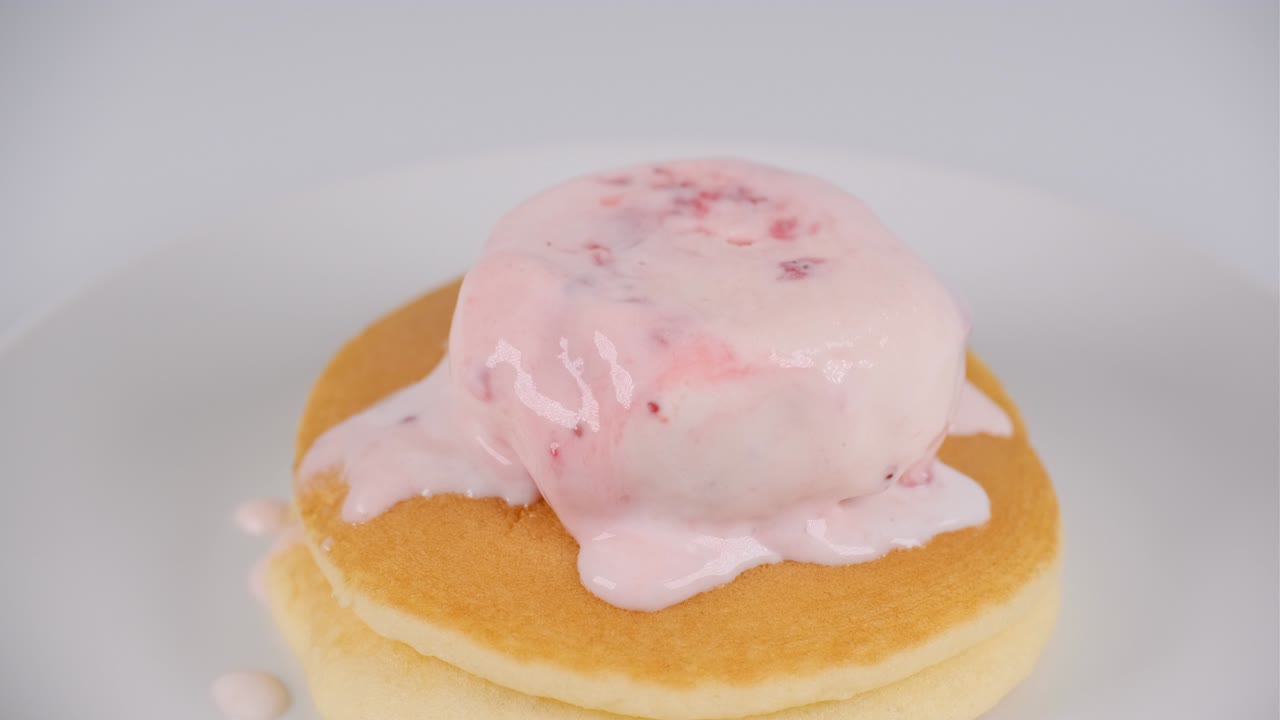 딸기 아이스크림과 함께 팬케이크