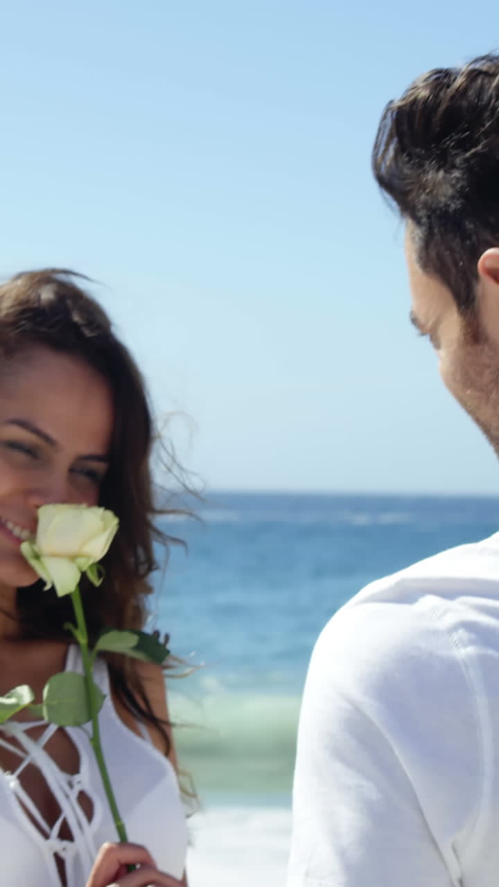 남자 는 여자친구 에게 꽃 을 선물 하고 있다