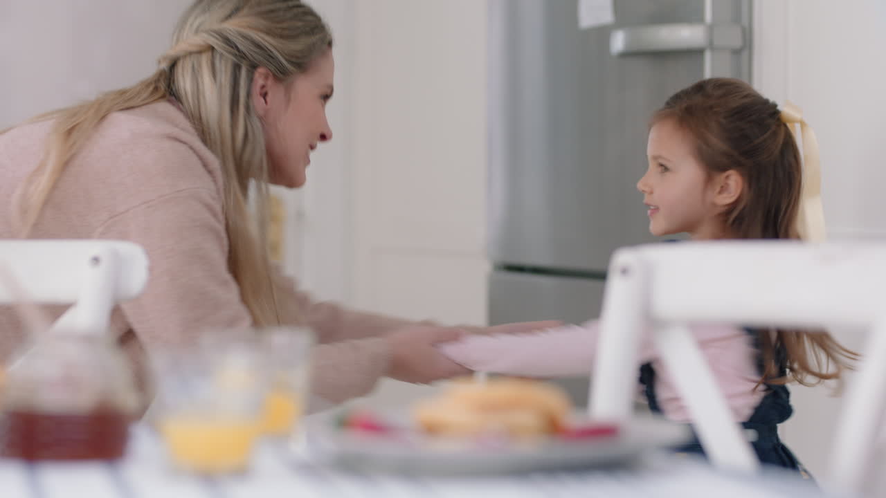 familia feliz bailando en la cocina niños divirtiéndose bailando con mamá y papá disfrutando de un emocionante fin de semana en casa imágenes en 4k