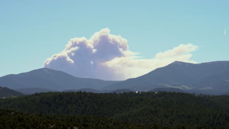 Lapso-De-Tiempo-Del-Humo-De-Incendios-Forestales-Del-Ermitaño-Del-Cañón-De-La-Pantorrilla,-Nuevo-México-2022