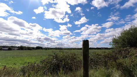 Landschaft-Ackerland-Zeitraffer-Wiese-Mit-Sich-Schnell-Bewegenden-Wolken,-Die-An-Einem-Sonnigen-Tag-Schatten-Auf-Den-Boden-Werfen-Dolly-Rechts