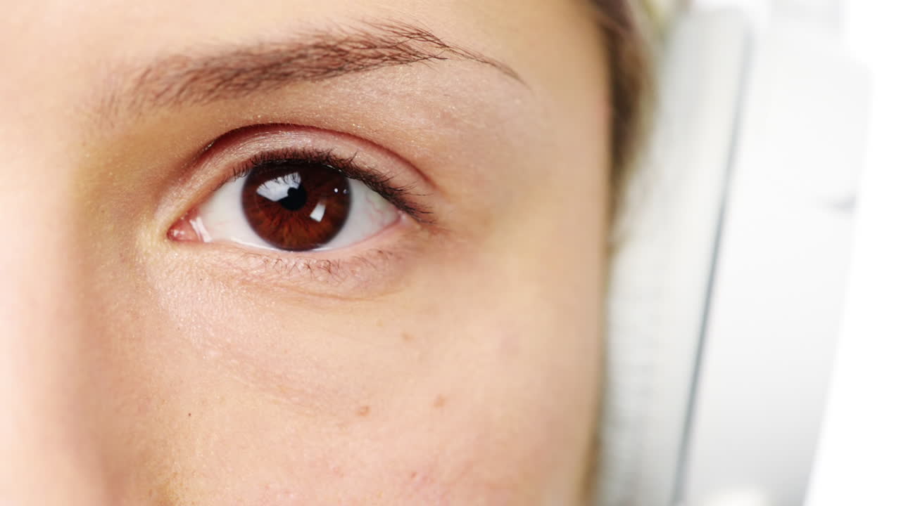 순수한 흰색 배경에 고립 된 눈 문자 시리즈를 닫습니다