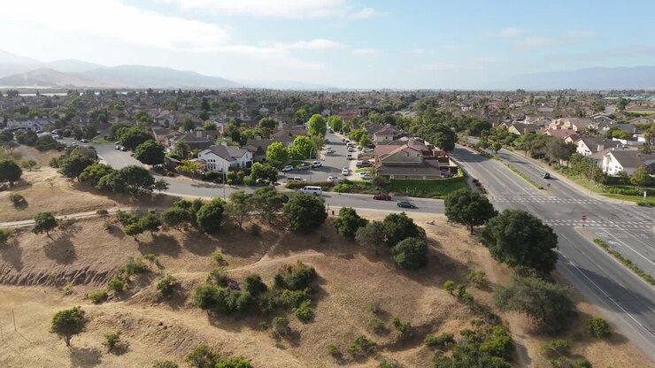 Vista aerea di un paesaggio arido e aperto all'interno del confine del parco e del vicino bordo suburbano di Salinas.