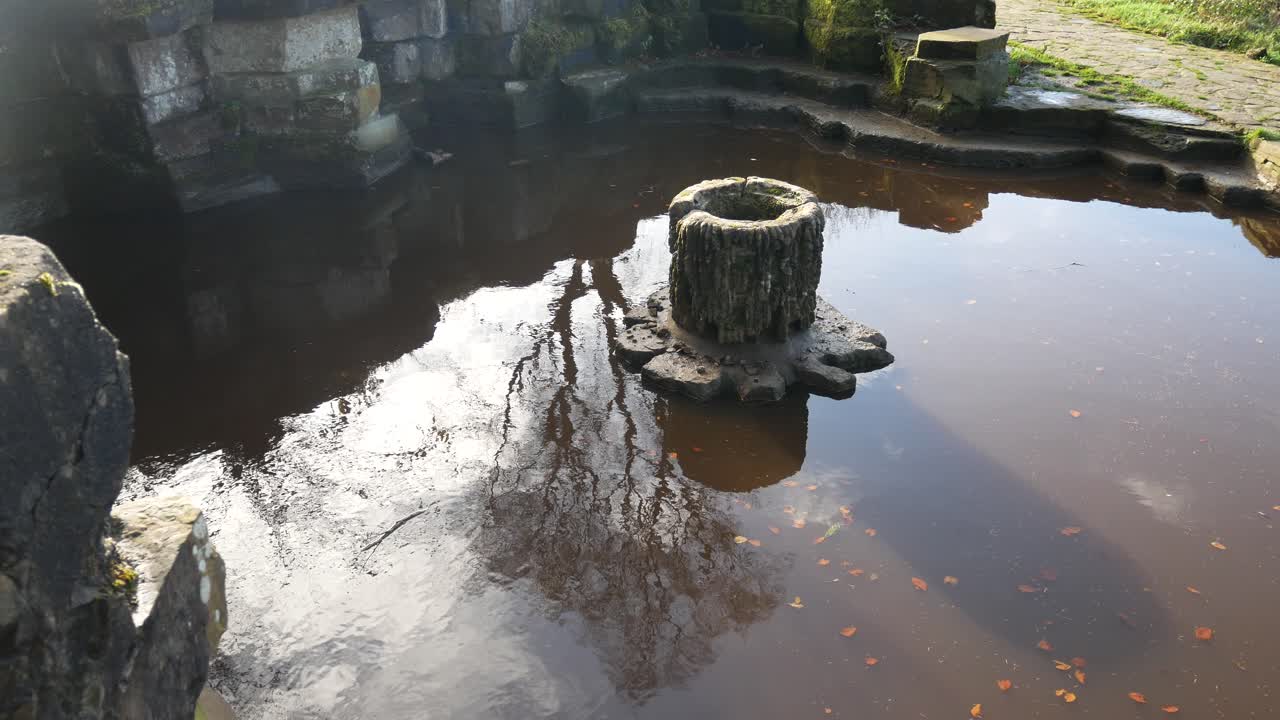 rivington 계단식 비밀 정원 폭포 분수 화려한 관광지 가을 관광 시골 돌리 오른쪽 높은 각도보기