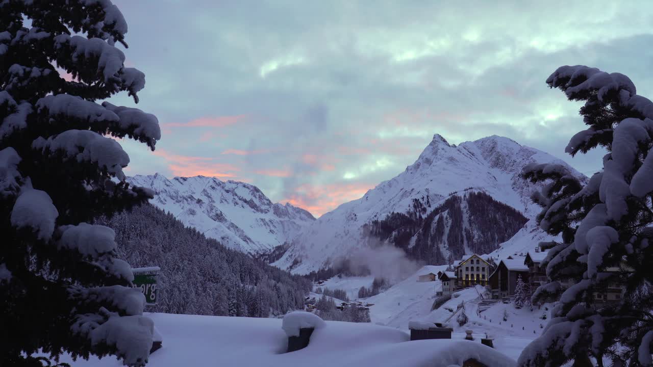 noche en los alpes suizos, el pueblo de samnaun